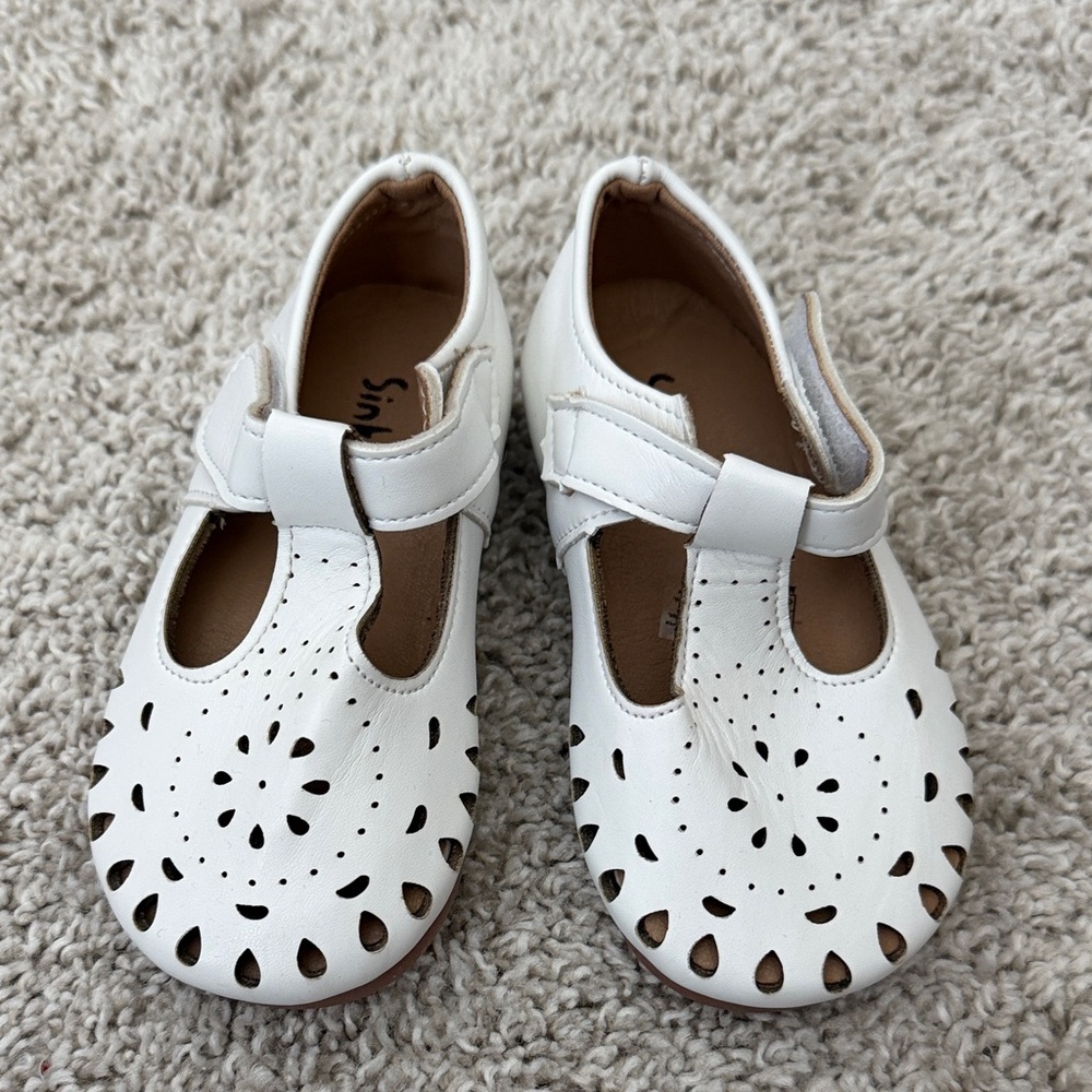 White Girls' Mary Jane Dress Shoes - Classic Cutout Design